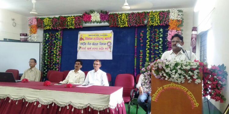 विवेकानंद महाविद्यालयात राष्ट्रीय सेवा योजना स्थापना दिवस साजरा