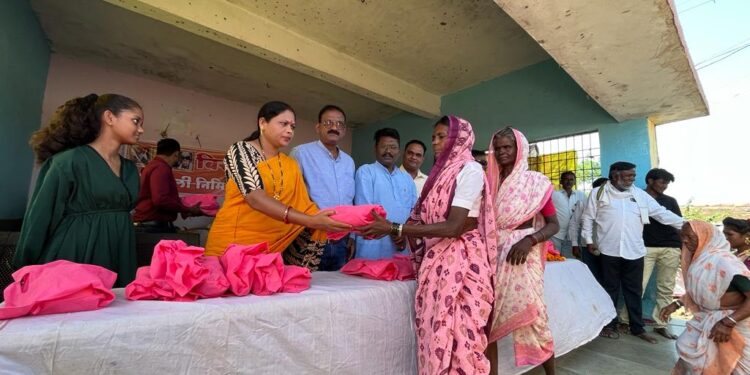 समाजकल्याण अधिकाऱ्याने दिवाळी केली आदिवासी पोडावर