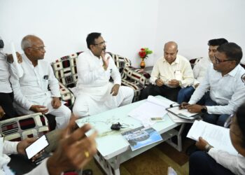 माढेळी येथील समाजिक सभागृहाबाबत पालकमंत्र्यांनी घेतली बैठक