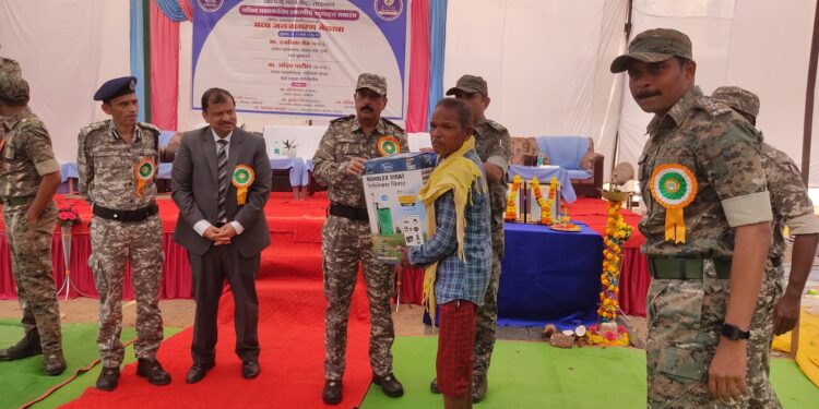 ज्या तालुक्यात माओवाद्यांनी युवकाची हत्या केली त्याच तालुक्यात पोहोचले राज्याचे पोलीस महासंचालक