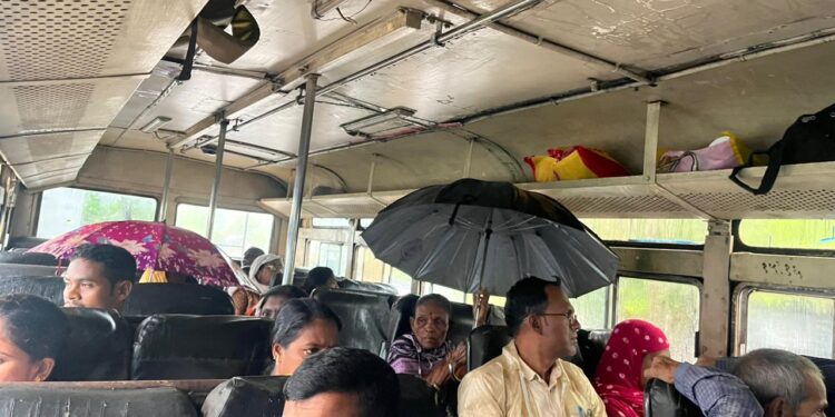 गडचिरोलीत एसटींची दुरावस्था, पहिल्याच पावसात एसटीमध्ये जलधारा; छत्री डोक्यावर धरत प्रवास करण्याची वेळ