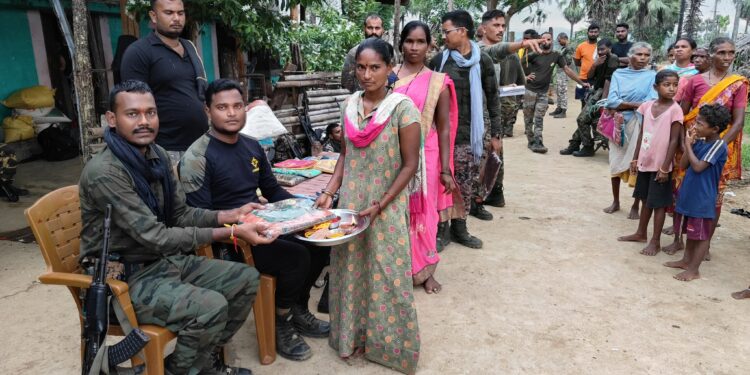 अभिमानास्पद! पेट्रोलिंग दरम्यान पोलिसांना राख्या बांधून आदिवासी महिलांनी जपली सामाजिक बांधिलकी