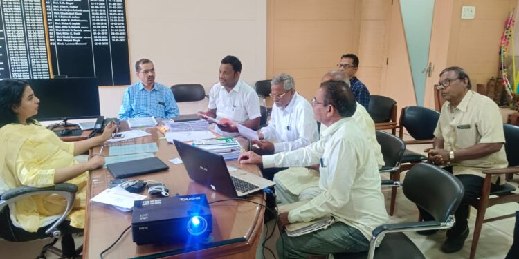 अजय कंकडालवार यांनी घेतली आदिवासी विकास महामंडळाचे व्यवस्थापकाची भेट