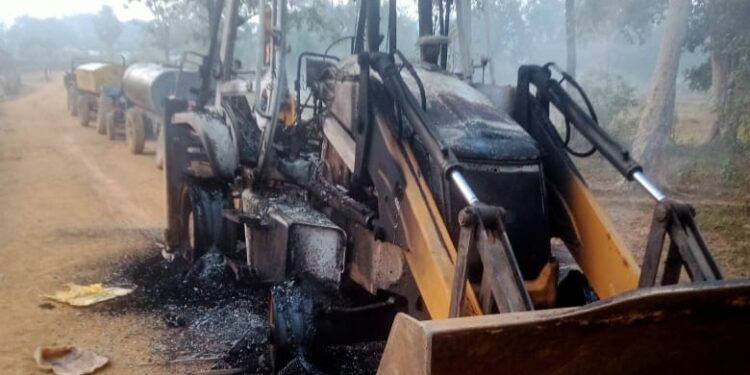 गडचिरोलीत नक्षलवाद्यांचा धुमाकूळ,रस्ता कामासाठी आणलेल्या वाहनांची जाळपोळ