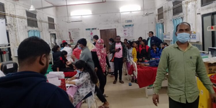 आश्रम शाळेतील विद्यार्थिनींना जेवणातून विषबाधा