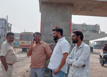 घुग्घुस-वणी मार्गावरील एसटी बस सुरू करण्याकरीता अधिकाऱ्यांसमवेत विवेक बोढे यांनी केले परीक्षण