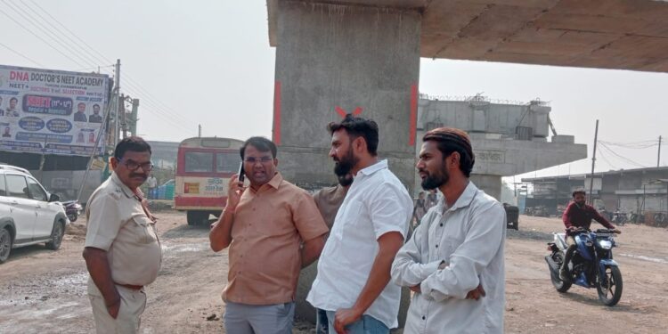 घुग्घुस-वणी मार्गावरील एसटी बस सुरू करण्याकरीता अधिकाऱ्यांसमवेत विवेक बोढे यांनी केले परीक्षण