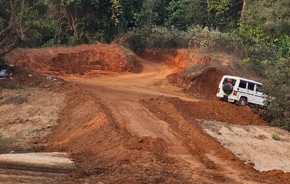 बाबो .. ! तस्करांनी चक्क नदीपात्रातच बनवला रस्ता