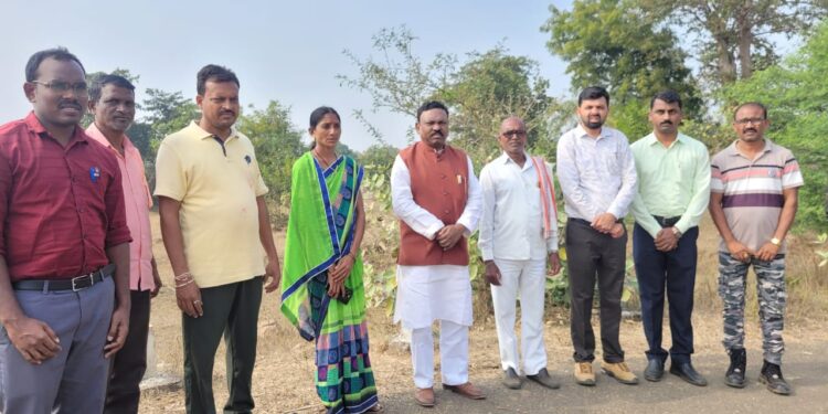 वाघाच्या हल्ल्यात मृत्यू पावलेल्या इसमाच्या कुटुबियांची खासदार अशोक नेते यांची सांत्वना भेट