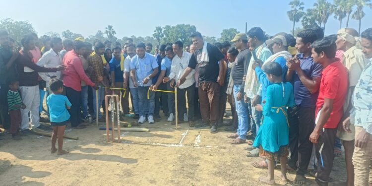 अहेरी तालुक्यातील किष्टापुर (दौड) येथे भव्य टेनिस बॉल क्रिकेट सामन्याचे माजी आमदार दिपक आत्राम यांच्या हस्ते उदघाटन