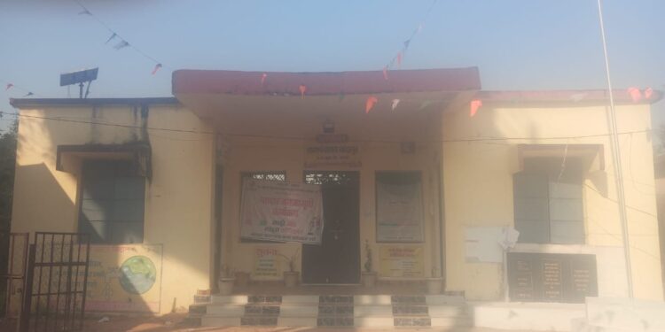 चांदापुर येथील सरपंच व दोन सदस्य अपाञ