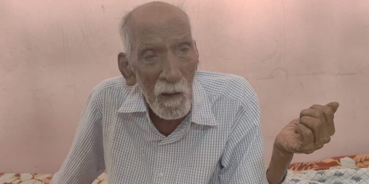वयाच्या शंभरी गाठलेल्या मतदाराने घरबसल्या पोस्टल बॅलेटच्या मदतीने केले मतदान;निवडणूक यंत्रणा पोहोचली तीन राज्यांच्या सीमेवर