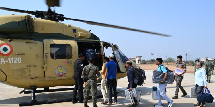 हेलिकॉप्टर,बस आणि जीपद्वारे ४६२ मतदान पथके बेसकॅम्पकडे रवाना