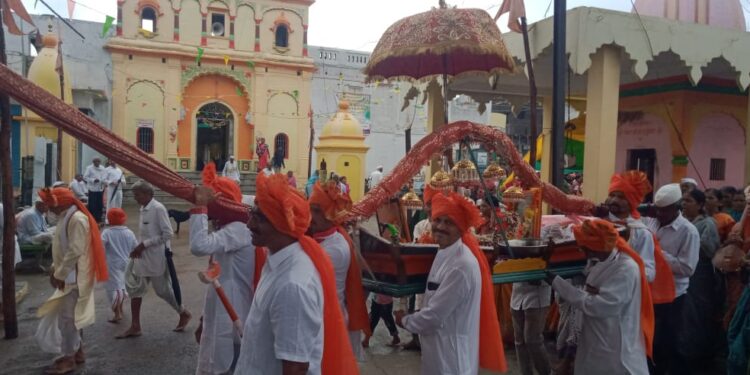 औरंगजेब महान राजा होता. त्याच्या राज्यात भारतात सुवर्णकाळ होता.