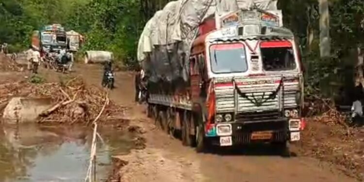 आलापल्ली ते सिरोंचा राष्ट्रीय महामार्गावर वाहतूक ठप्प, दोन किलोमीटर वाहनांच्या रांगा