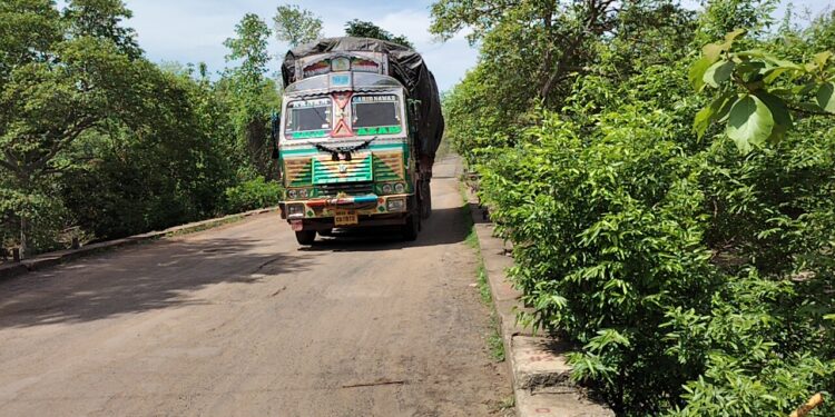 ‘त्या’ मार्गावरुन अवजड वाहतूक सुरुच