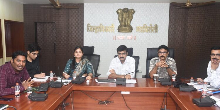 पूरग्रस्त गावातील पाण्याचे स्रोत प्राधाण्याने स्वच्छ करा;आपत्ती व्यवस्थापन समितीची बैठकीत जिल्हाधिकाऱ्यांचे निर्देश