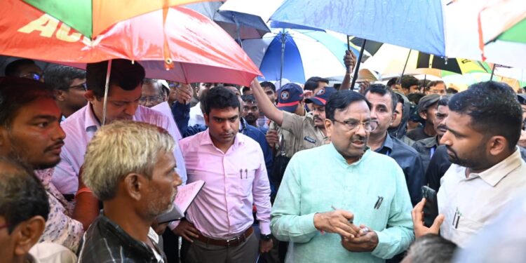 पूर पीडितांना पूर्ण शक्तीनिशी मदत करणार