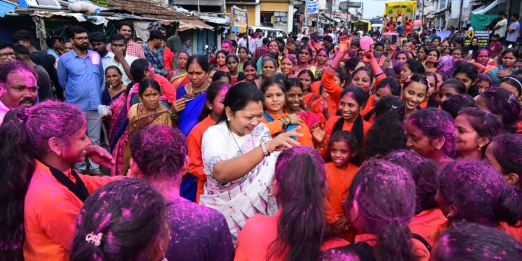 माजी अध्यक्ष भाग्यश्री ताई आत्राम गंगा माता देवीच्या विसर्जनात सामील,डिजेच्या तालावर ठेकाही धरले