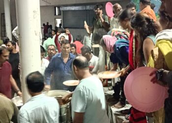 मूल येथे अडकलेल्या  शेकडो प्रवाश्यांची राकेश रत्नावार यांनी केली जेवणाची व्यवस्था 