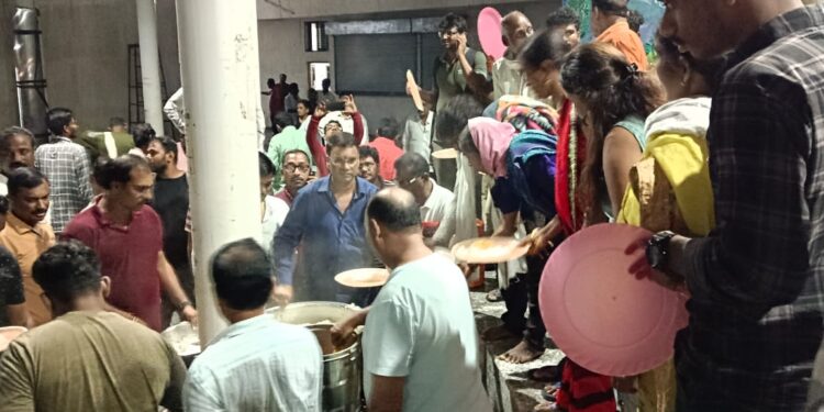 मूल येथे अडकलेल्या शेकडो प्रवाश्यांची राकेश रत्नावार यांनी केली जेवणाची व्यवस्था
