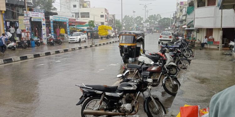 सततच्या पावसाने बाजारपेठेत शुकशुकाट