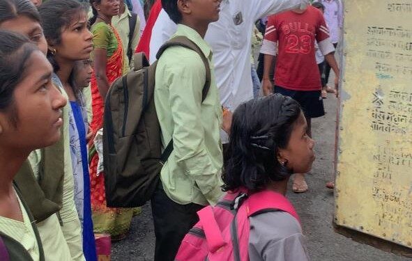 त्या विद्यार्थ्यांसाठी ते युवक ठरले देवदूत