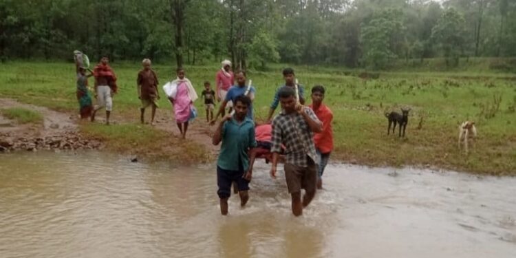 गर्भवती महिलेसाठी खाटेची कावड करून दोन किलोमीटर पायपीट;गडचिरोलीतील विदारक चित्र