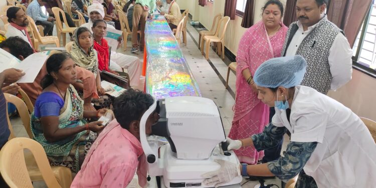 मोफत नेत्र तपासणी शिबिराचा शेकडो नागरिकांनी घेतला लाभ