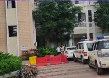 तिसऱ्या  माळ्यावरून  उडी घेत विद्यार्थीनीने संपवली जीवनयात्रा ..!