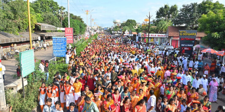 शिर्डीमध्ये पारायण सोहळ्याचा समारोप: श्रींच्या पवित्र ग्रंथाची मिरवणूक