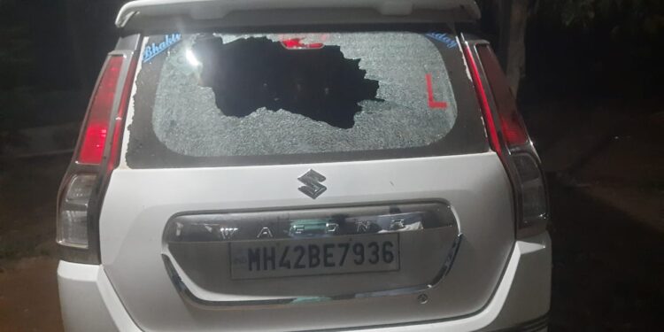 वरकुटे बुद्रुक येथे शिक्षकाच्या गाडीची तोडफोड