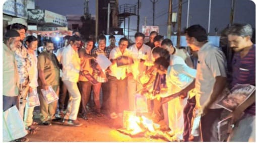 गंगाखेड येथे मनुस्मृतीचे दहन