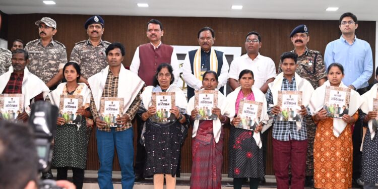 मुख्यमंत्री देवेंद्र फडणवीस यांच्या उपस्थितीत जहाल नक्षली तारक्काचे आत्मसमर्पण