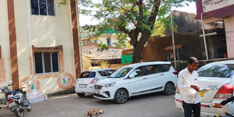 किन्हवलीचा सरकारी दवाखाना अनधिकृत पार्किंगच्या गाड्यामुळे विळख्यात