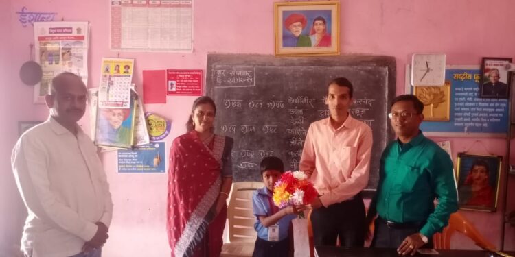 ठाणे विभागीय अधिकारी धनंजय शिंदे यांची नाळे वस्ती शाळेस भेट