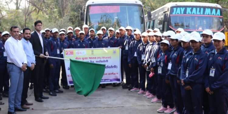 नेहरू युवा केंद्राद्वारे ५० युवक हैदराबादला रवाना