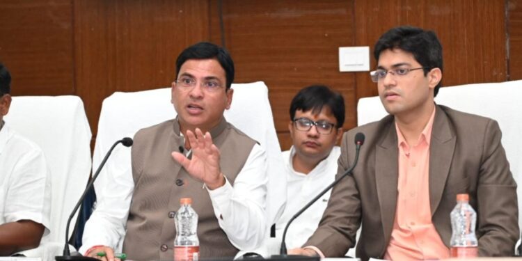 गडचिरोलीला मॉडल जिल्हा म्हणून विकसित करण्याचे नियोजन करा:सहपालकमंत्री ॲड.आशिष जयस्वाल