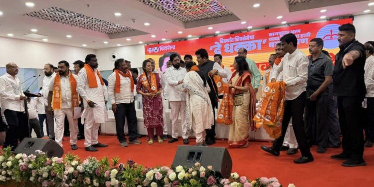 नगराध्यक्ष रोजा करपेत यांच्या हाती धनुष्यबाण,उपमुख्यमंत्री एकनाथ शिंदेंच्या हस्ते बांधले शिवबंधन