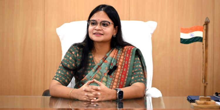 गडचिरोली जिल्हा परिषदेचे तत्कालीन सीईओ आयुषी सिंह व प्रकाश भांदककर यांना “बालस्नेही” पुरस्कार जाहीर