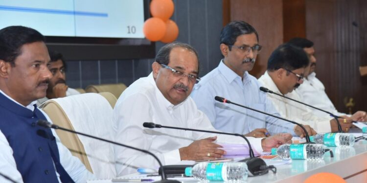 विद्युत यंत्रणेच्या क्षमता संवर्धनाची काम तात्काळ मार्गी लावावे – राधाकृष्ण विखे पाटील