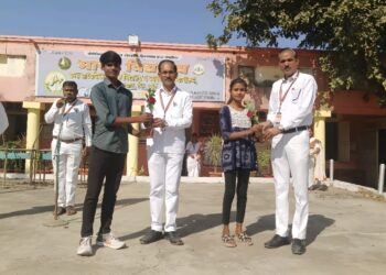 गुलाब पुष्प देत दहावीच्या विद्यार्थ्यांचे स्वागत