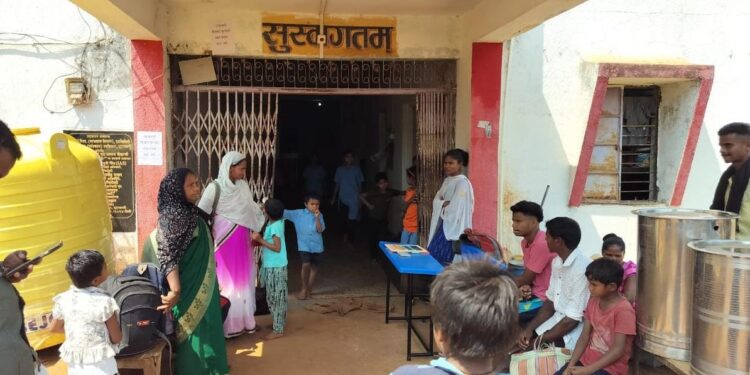 शाळेतील विद्यार्थिनींशी अश्लीश चाळे,मुख्याध्यापकावर गुन्हा दाखल;गडचिरोलीत पुन्हा खळबळ