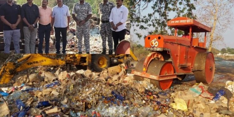 जप्त केलेल्या ५८ लाखाच्या दारूसाठ्यावर पोलिसांनी चालवला बुलडोजर