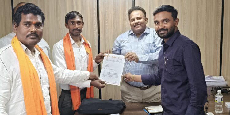 स्थानिकांना रोजगार द्या; ट्रक चालकांना पुन्हा सेवेत घ्या – युवासेनेची आरो माइनिंगला मागणी