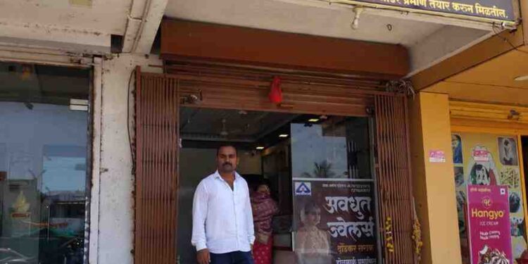 अवधूत ज्वेलर्समध्ये धाडसी चोरी : दोन महिलांकडून 32,000 रुपयांचे सोन्याचे इरिंग लंपास