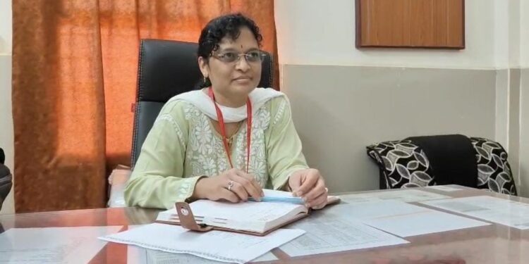जिल्हा शल्यचिकित्सक डॉ. माधुरी किलनाके यांची भामरागड ग्रामीण रुग्णालयास आकस्मिक भेट