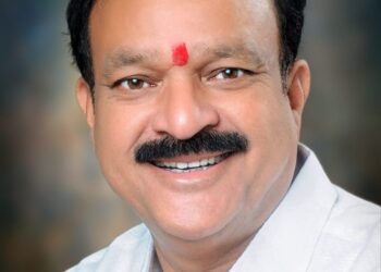 आदर्श सहकारी शेतकी खरेदी विक्री समिती, मूल येथे संतोषसिंह रावत यांच्या प्रयत्नांने शेतकऱ्यांना युरिया खत उपलब्ध