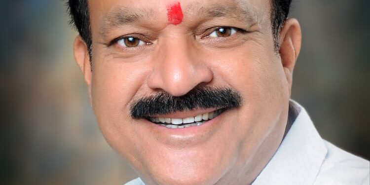 आदर्श सहकारी शेतकी खरेदी विक्री समिती, मूल येथे संतोषसिंह रावत यांच्या प्रयत्नांने शेतकऱ्यांना युरिया खत उपलब्ध