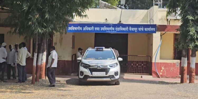 वैजापूर तालुक्यातील पुरणगाव येथील तलाठी अमोल काळे निलंबित!